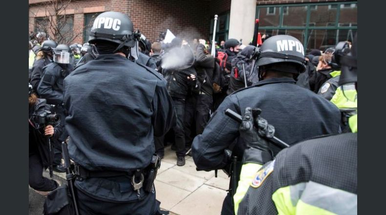 La policía reprime a los grupos que se manifiestan contra la asunción de Trump