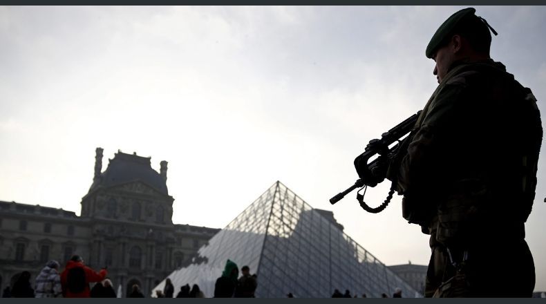 Otra vez París: un hombre irrumpió en el Louvre al grito de Alá es grande