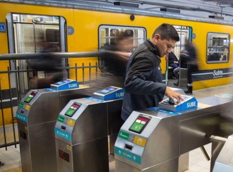 zzzznacp2NOTICIAS ARGENTINAS BAIRES, OCTUBRE 26: (ARCHIVO) La Justicia porteña dio luz verde hoy al aumento en la tarifa del subte al revocar la medida cautelar que lo frenaba, por lo que el Gobierno de la Ciudad podrá aplicar el incremento que fijó en el 66,6% para llevar el valor del pasaje de $4,50 a $7,50.         FOTO NA: DAMIAN DOPACIOzzzz